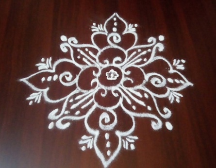 Egyszerű virág fehér por Rangoli Design