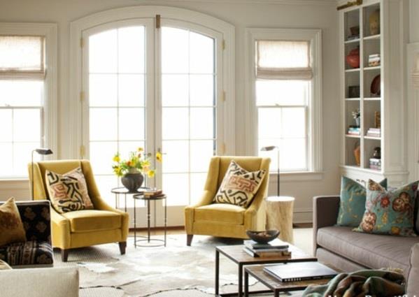 moderni maalaistyylinen olohuone keltaiset nojatuolit