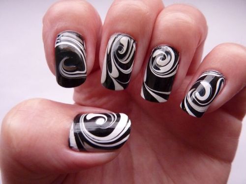 Sort & amp; White Water Marble Swirl Nail Art