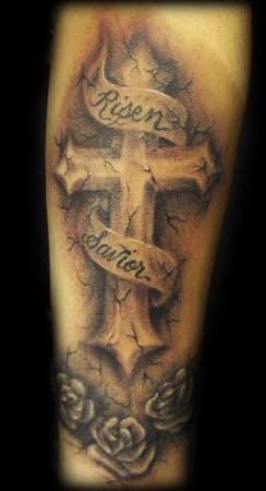 Opstanden frelser med kors -tatovering