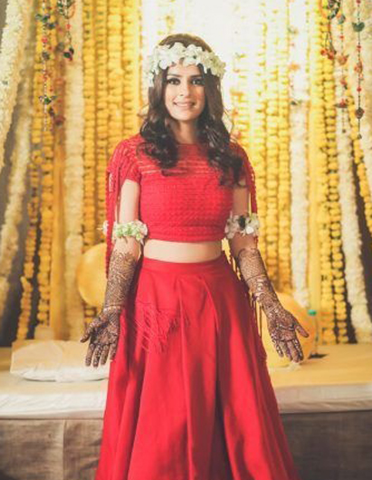 mehndi brudefrisure med blomster