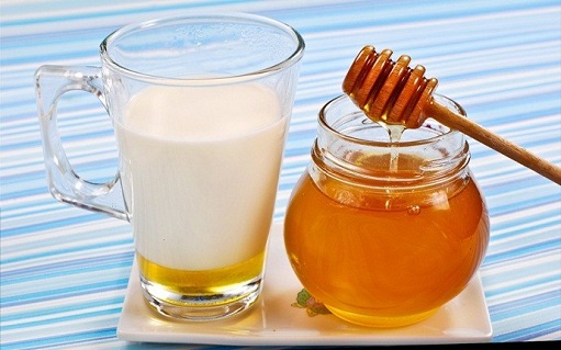 Honning ansigtspakke ved hjælp af rå mælk og citron