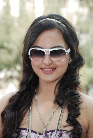 Sonakshi Sinha uden makeup 7