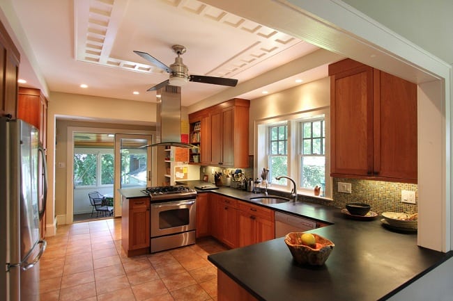 Køkkenloft designs med ventilator og lys