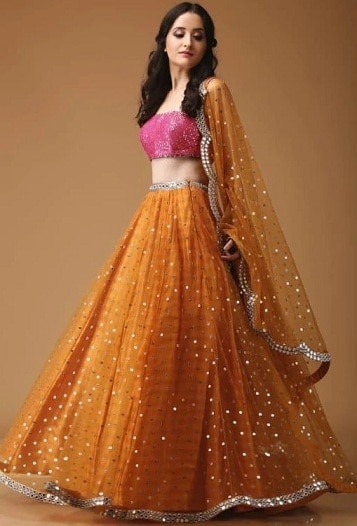 Lehenga tervező narancssárga színben