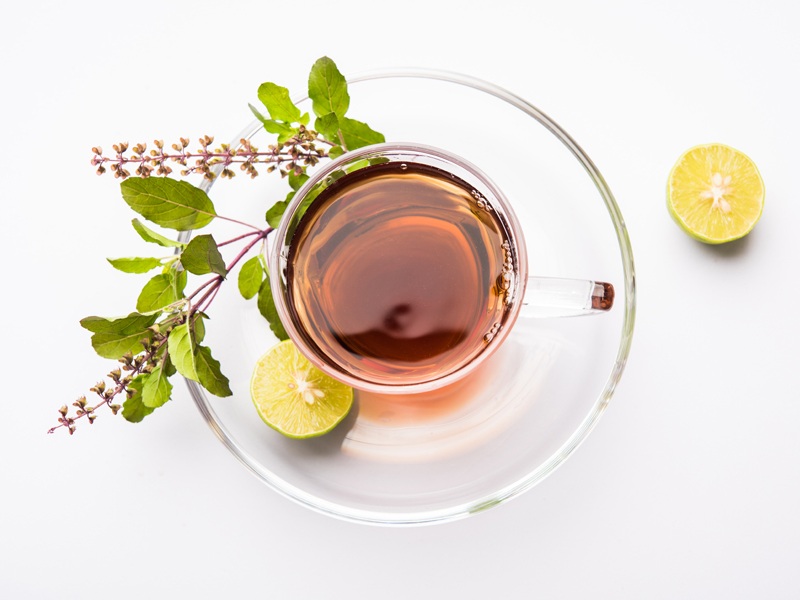 A legjobb Tulsi tea előnyei (szent bazsalikom tea) a bőr és az egészség érdekében