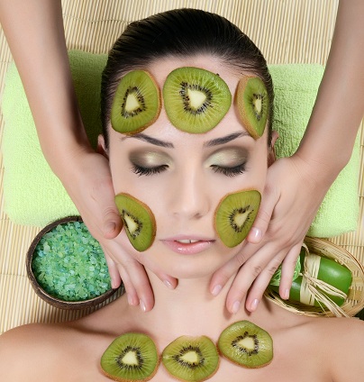 Kiwi Fruit Face Pack til forbedring af hudens elasticitet