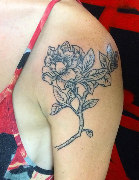 Fremtrædende Gardenia -tatovering på skulderen