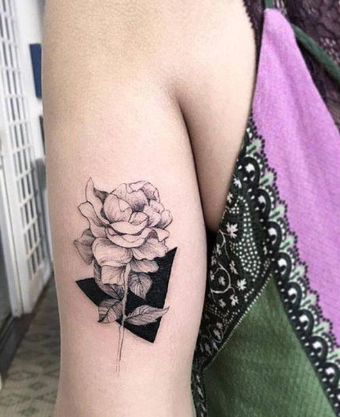 Geometriai Gardenia virágos tetoválás
