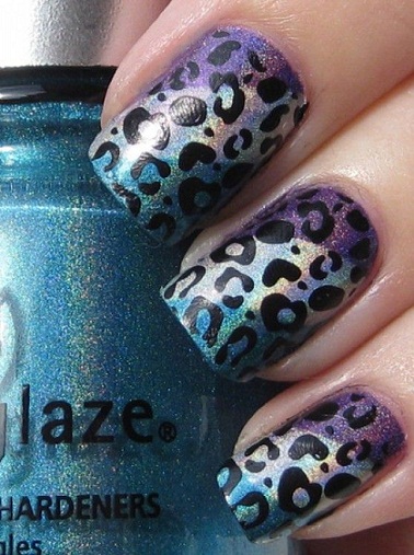 Lilla og Blå Leopard Nail Art