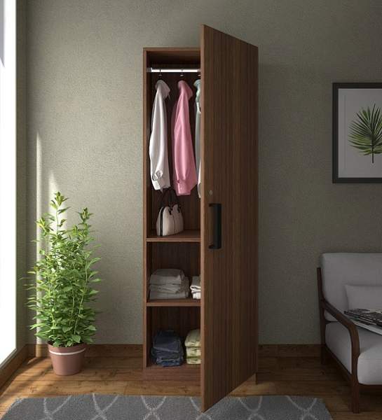 Simple garderobedesign med enkelt dør