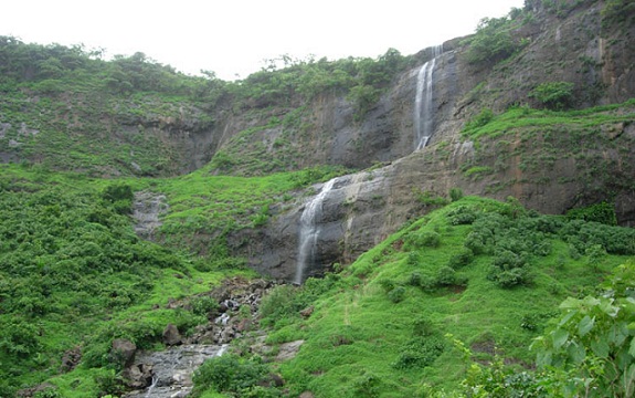 A magas Pandavkada -vízesés