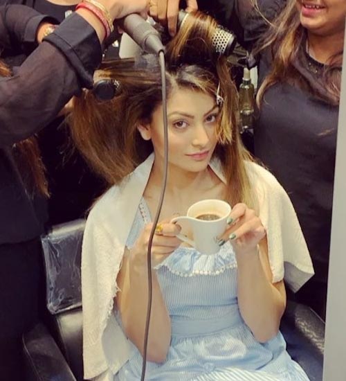 Urvashi Rautela Uden Makeup 1