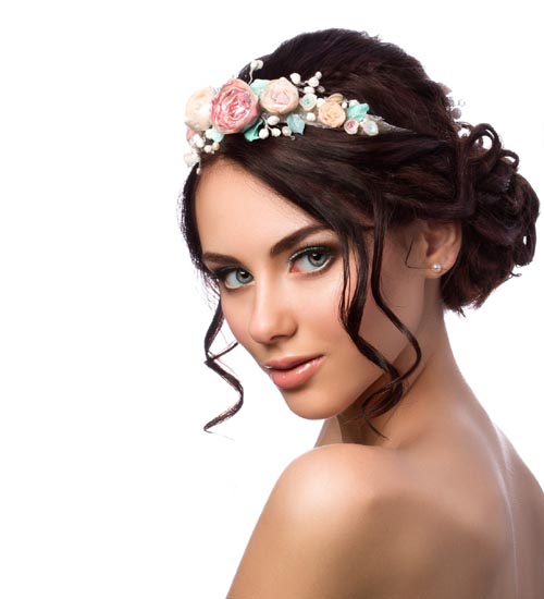 updos hosszú hajú esküvői vendég számára