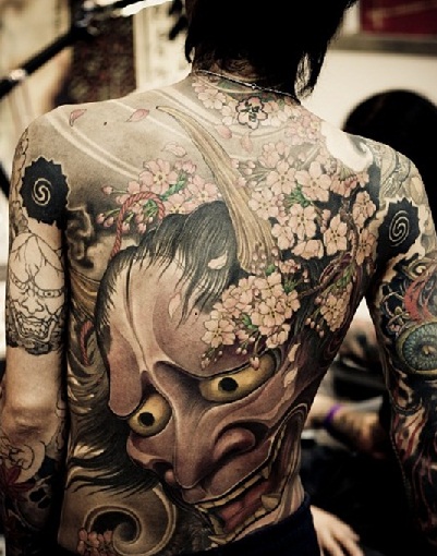 Japansk kranium og blomst tatoveringsdesign til mænd