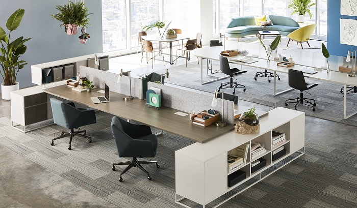 Lille kontoropsætning med fælles skriveborde