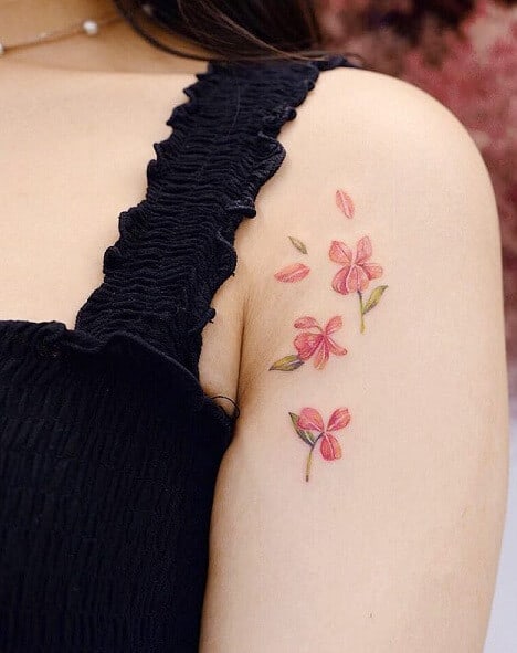 Virágos tetoválás tervezés lányoknak