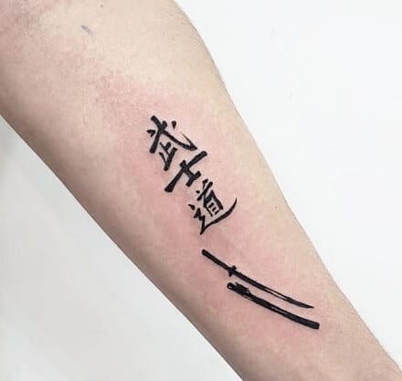 Ázsiai kalligráfia tetoválás