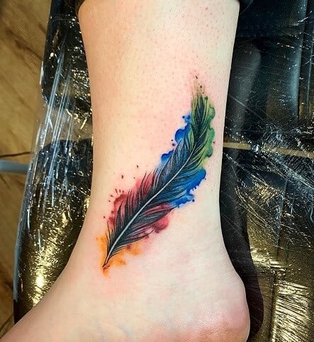 Akvarel fjer tatovering