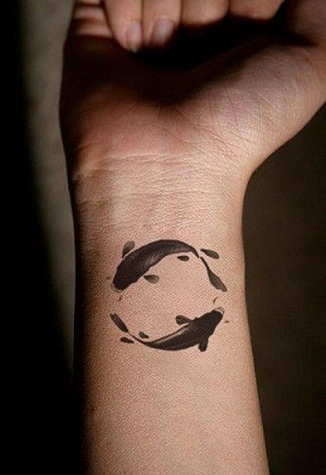 Fekete delfinek tetoválása