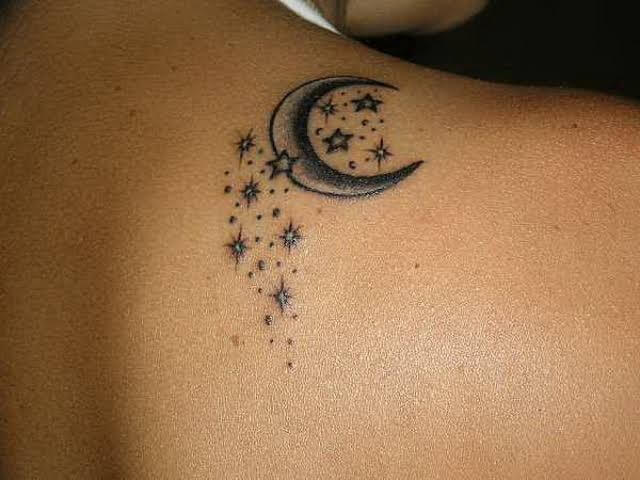 Simple Moon Tattoo Designs med billeder