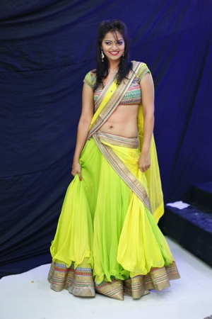 tamil színésznő saree7 -ben