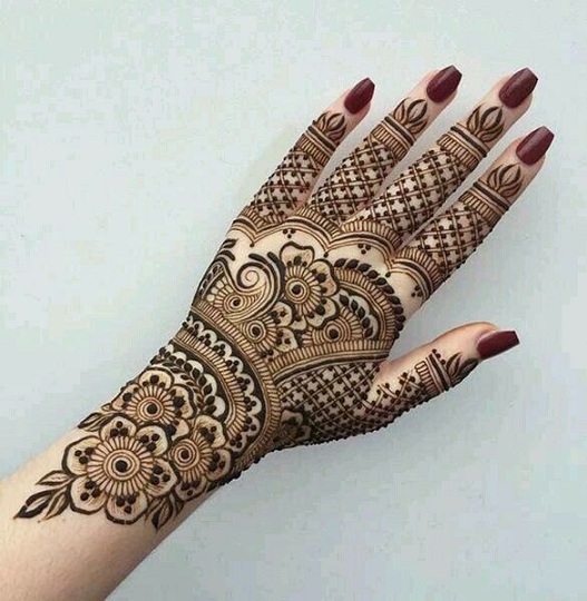 Ternet Mehndi -design med baghånd