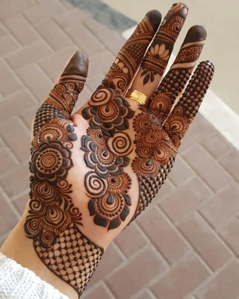 Blomstret halv hånd arabisk design