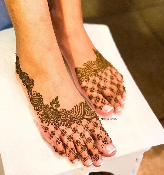 Smukt arabisk Mehendi -design til fødder