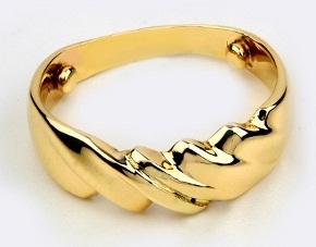 Egyszerűen tervezett arany gyűrűk kövek nélkül