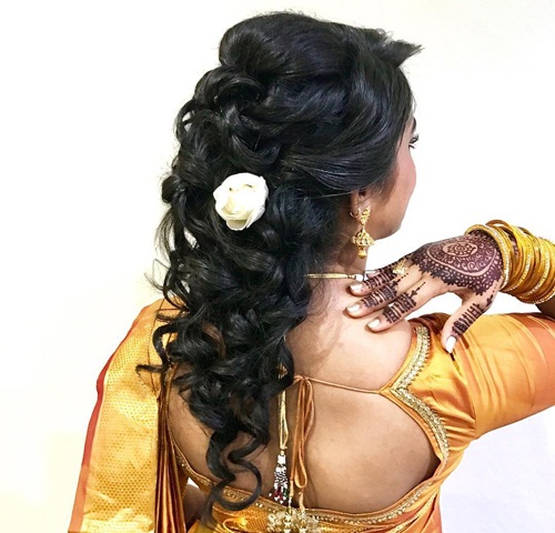 Stílusos és elegáns frizura Silk Saree -hez