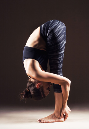 Standing Forward Bend - yoga til stress og angstlindring