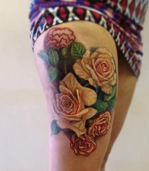 Rose og nellike blomst tatovering på låret