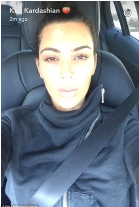 Kim Kardashian autós szelfi