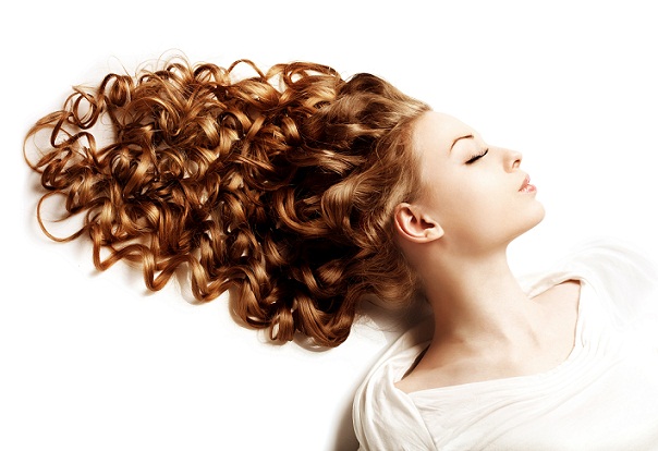 hajvágás hosszú göndör hajú nőknek