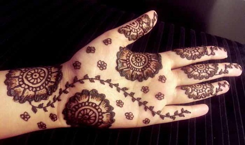 Mehendi vőlegény a kezében