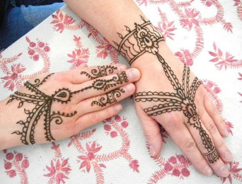 Halvcirkulært Mehndi-design enkelt