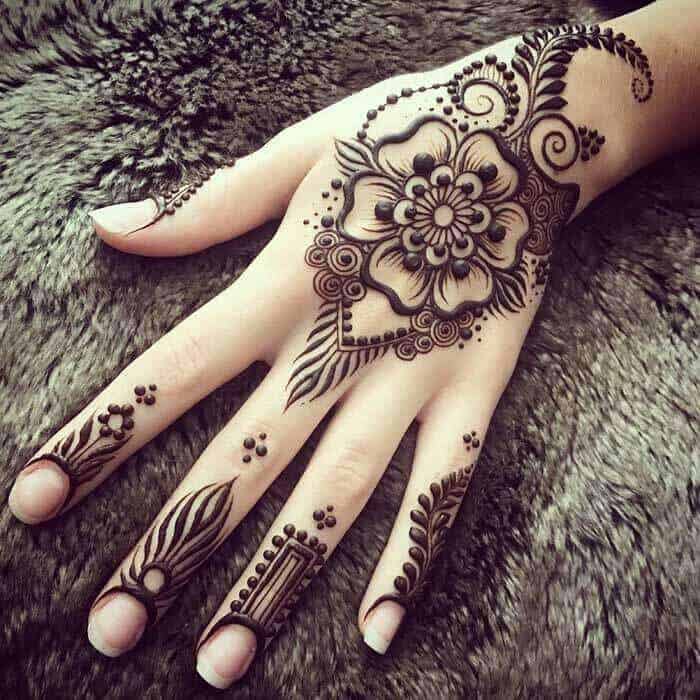 Traditionelle Easy Flower Henna designs