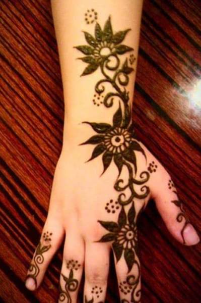 V. Virágos Mehndi Design hátsó kézhez