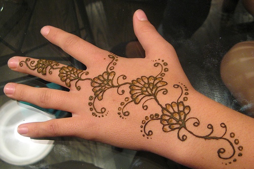 Egyszerű virágos Mehndi Design lépésről lépésre