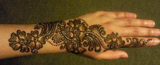 Mørkt blomstermehndi -design