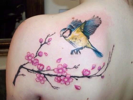 Cseresznyevirág tetoválás a vállán
