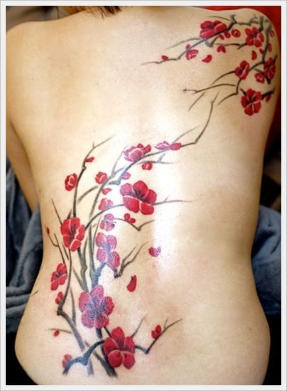 Színes buddhista cseresznyevirágok tetoválása a háton