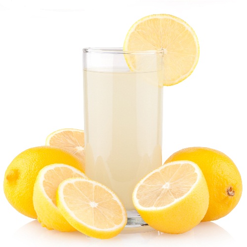 Citronsaft og varmt vand