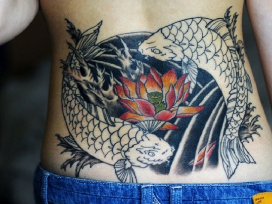 Alsó hát Koi hal tetoválás lótusz