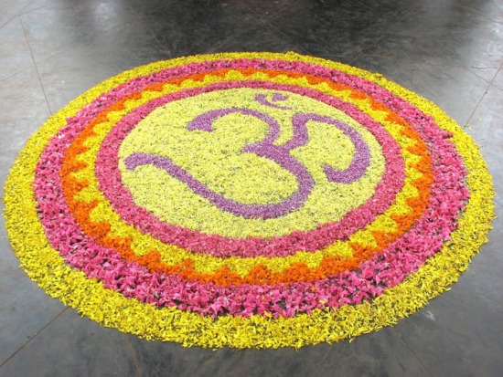 Smuk Om Rangoli til Onam