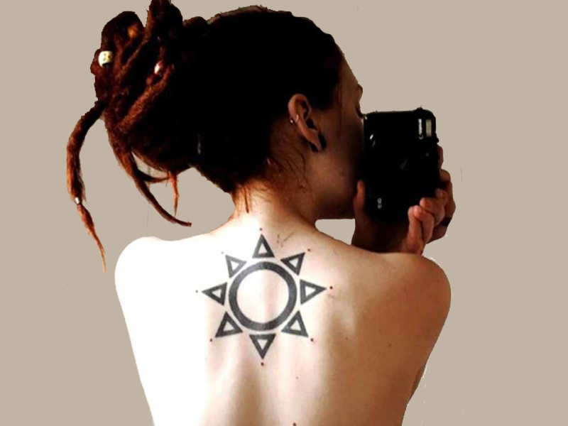 Sun Tattoo Designs til mænd og kvinder med betydninger