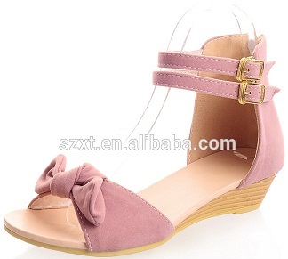 Søde lyserøde sandaler med lav kile