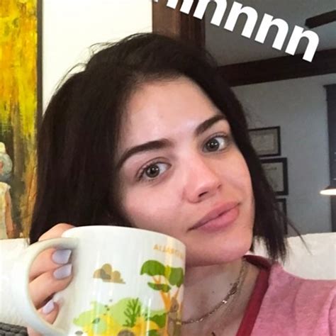 Lucy Hale képei smink nélkül