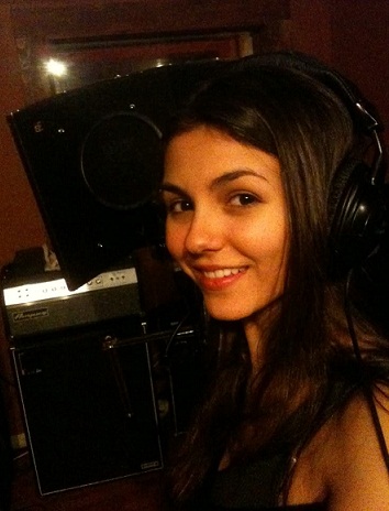 Victoria Justice uden makeup 11